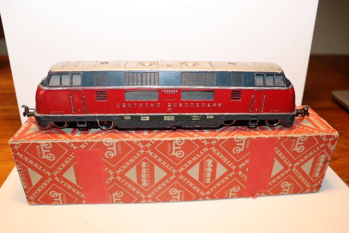 Märklin 3021.1, DB Class V 200 diesel locomotive, red/blue-gray, raised lettering “V200006,” openwork lower vents, manufactured in 1957, with very old original packaging, AC, H0 scale