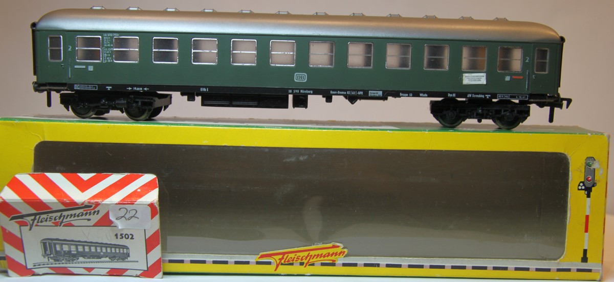 Fleischmann 1502, Schnellzugwagen 2. Klasse, B4üm-63 der DB. grün, Epoche III, AC, Spur H0, mit OVP