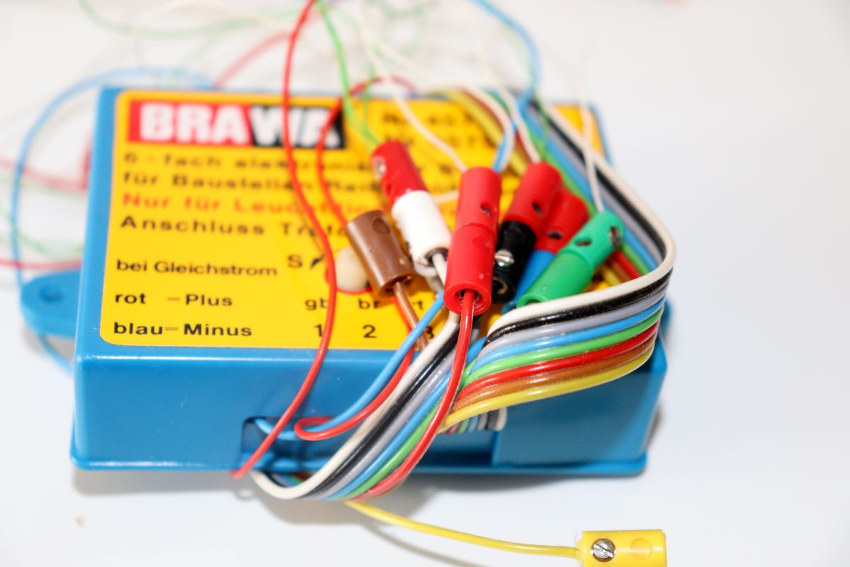 Brawa 5579, Blinkgeber für Baustellen,  Reihenblitz 6-fach elektronisch inklusive Anleitung  und  vier Baustellenleuchten