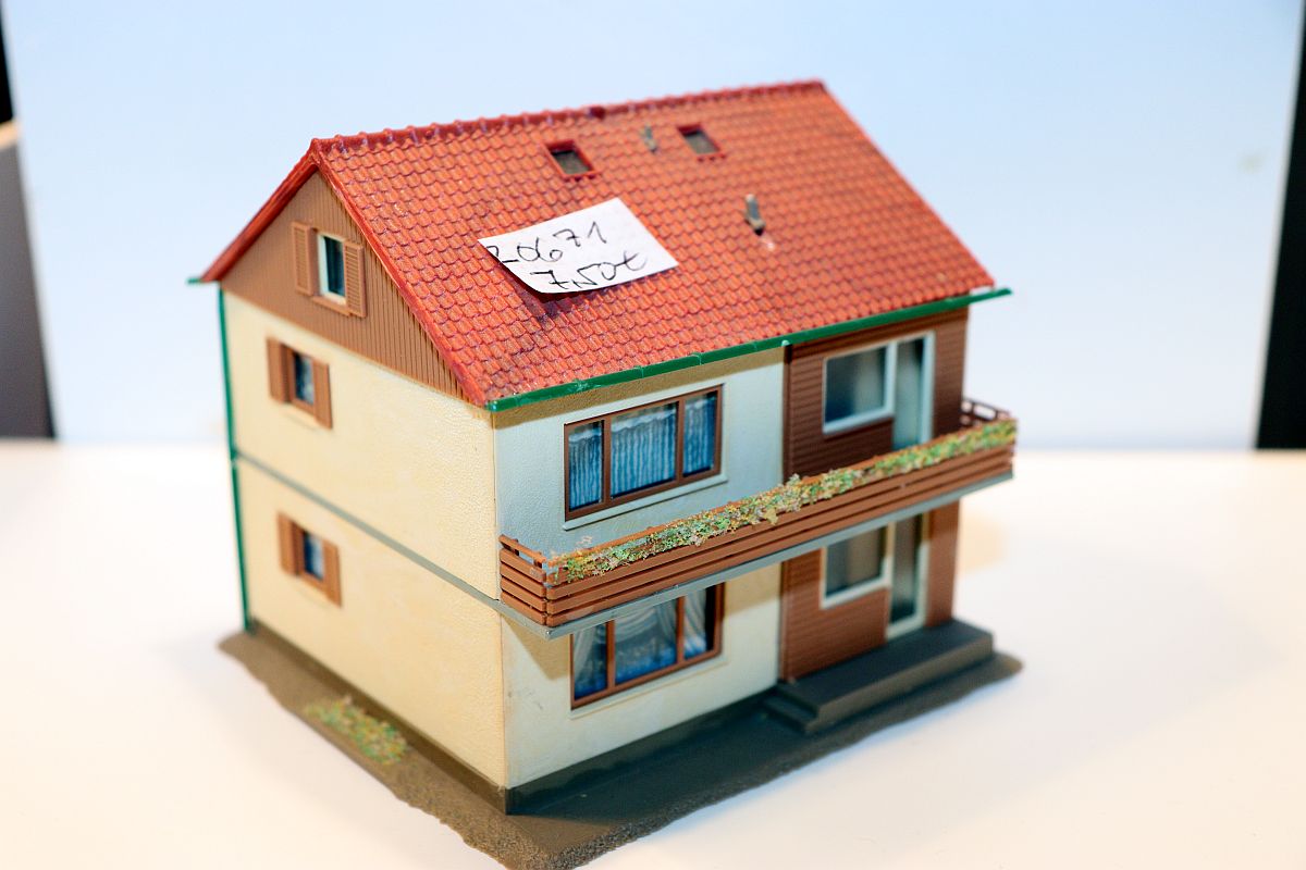 Model building SW20671, two-family house with balcony, (already assembled from kit), for H0 scale,
