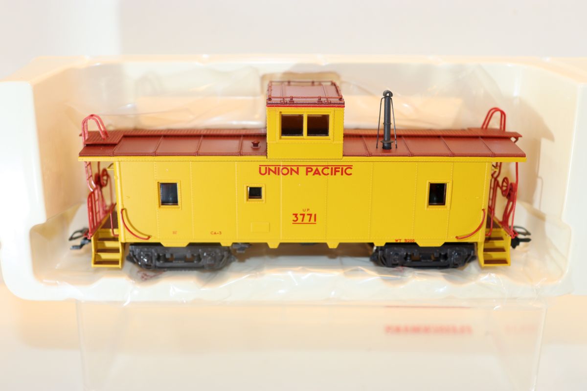 Märklin 45702, US Union Pacific freight train attendant car, yellow, AC, for H0 gauge, with original packaging.