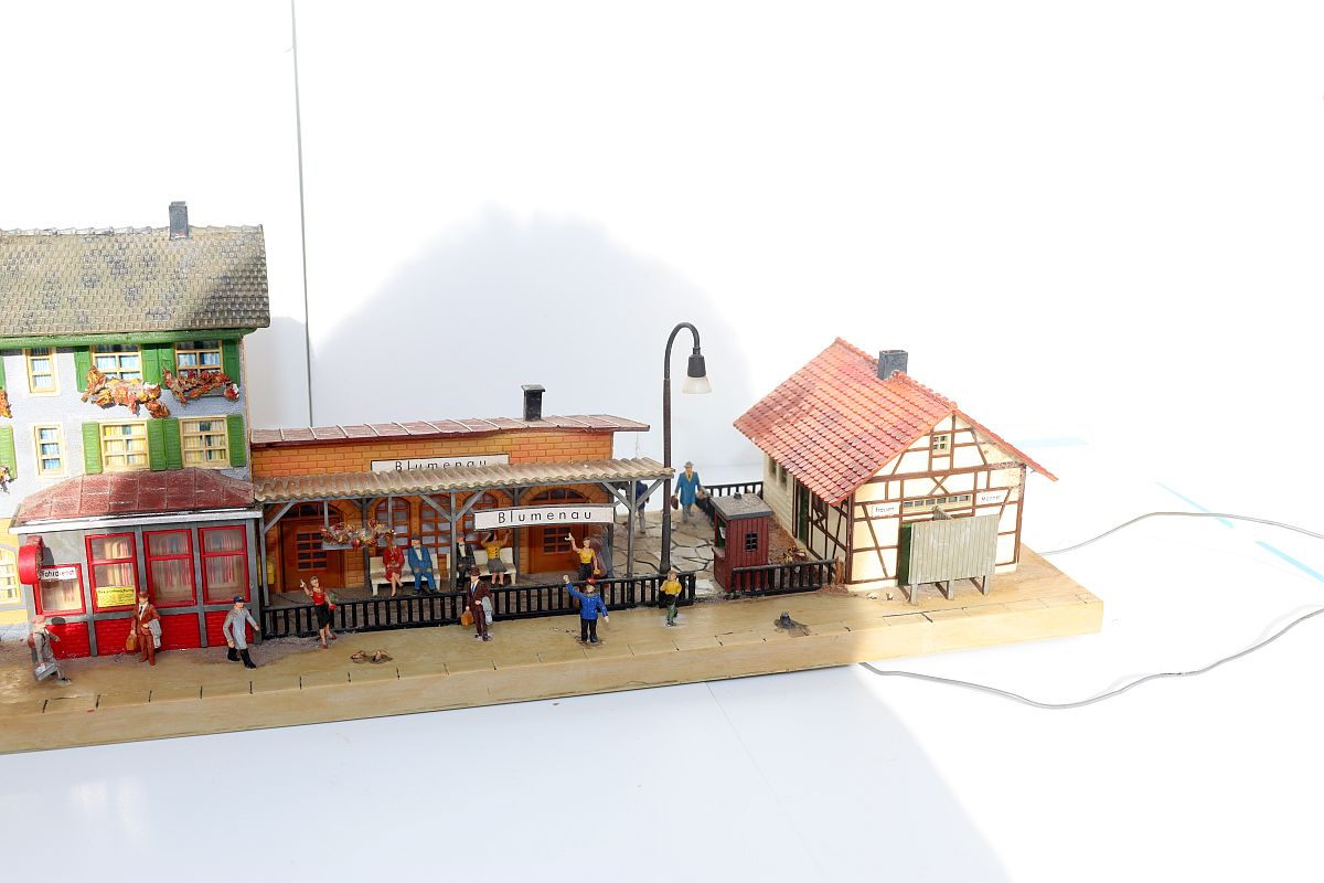 Model SW20119, gauge H0, Blumenau station with lights and figures, (already assembled from kit), 