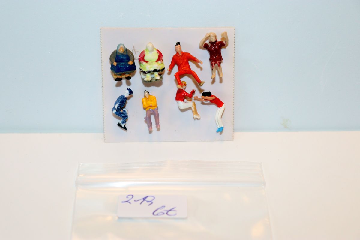 Model Figure Set No. 219, assorted seated figures for chairs/benches or passenger cars, 8 pieces for H0 scale, in replacement packaging