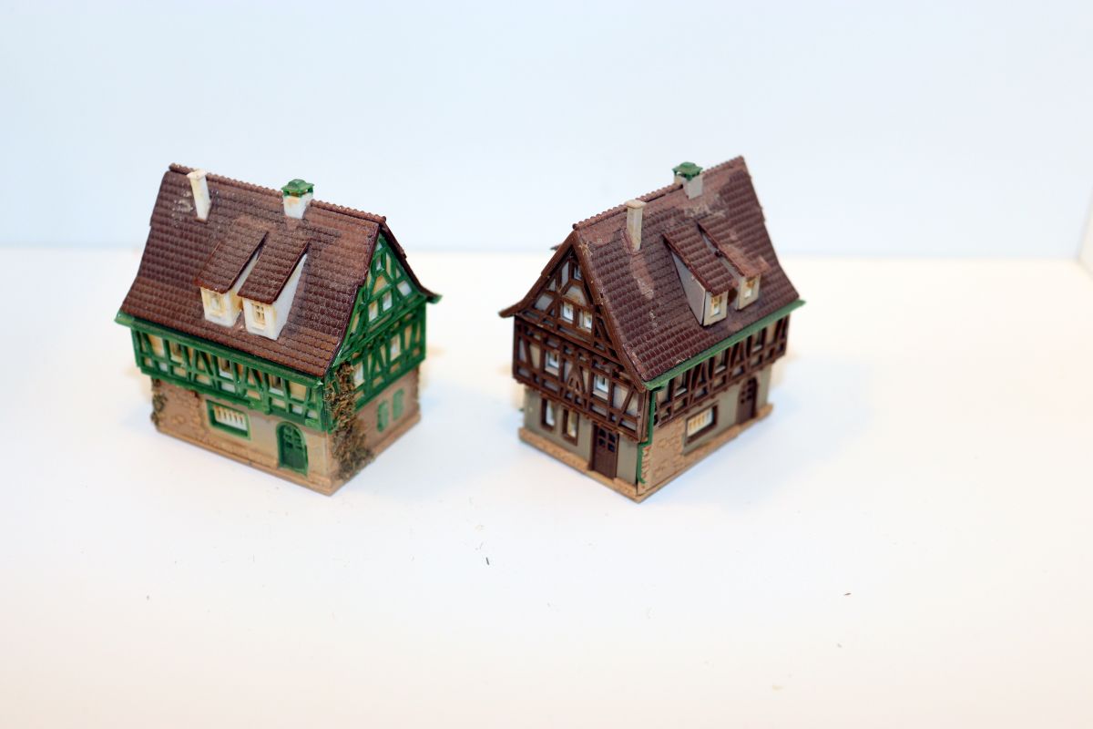 Model kit, SW21912, set of 2 half-timbered houses, for Z gauge, (already assembled from the kit), 