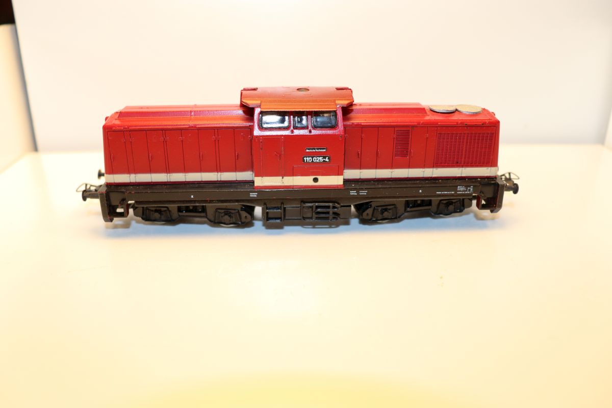 Unknown SW21126, DB diesel locomotive BR110025-4, red/beige, DC, for H0 gauge, 