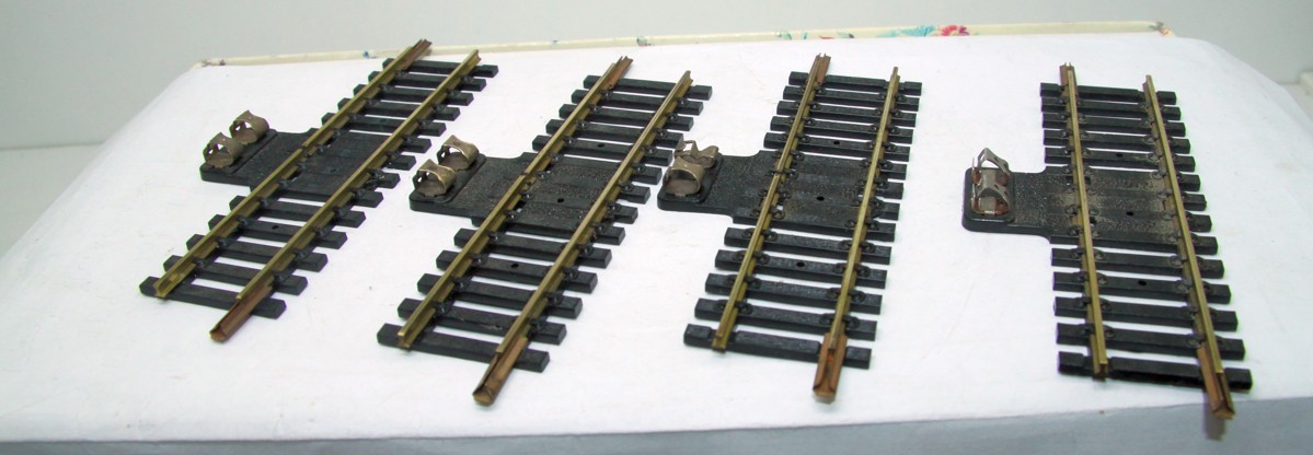 Fleischmann Modellgleis 1700/2T Trenngleis Anschlussgleis. DC, Spur H0, ohne Originalverpackung, Teilweise stammen die Gleise aus einem Anlagen Rückbau. Einige Schwellen können  defekt oder mit Farbresten behaftet sein. Die Gleise wurden einer Reinigung u