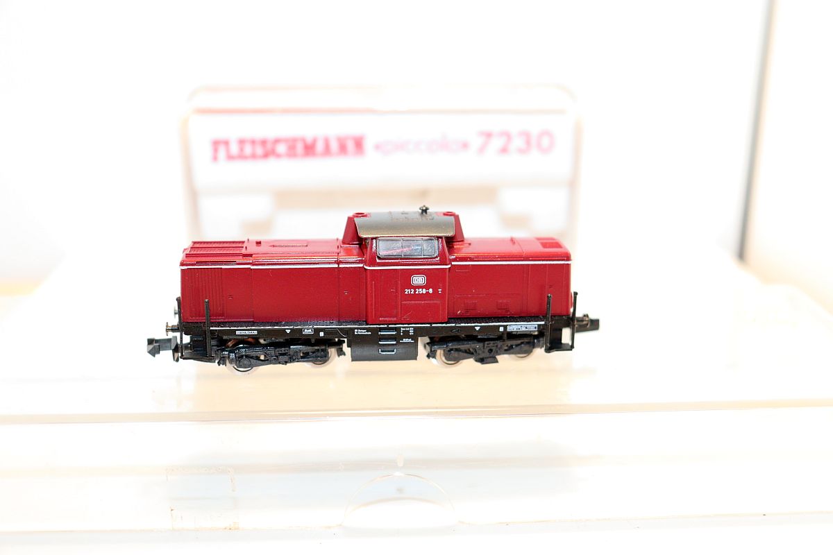 Fleischmann 7230, Diesellok BR 212  der DB, rot, DC, Spur N