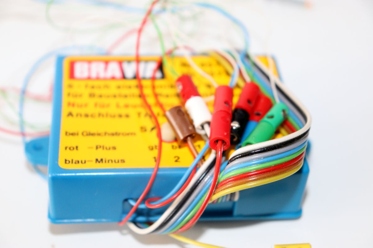 Brawa 5579, Blinkgeber für Baustellen,  Reihenblitz 6-fach elektronisch inklusive Anleitung  und  vier Baustellenleuchten