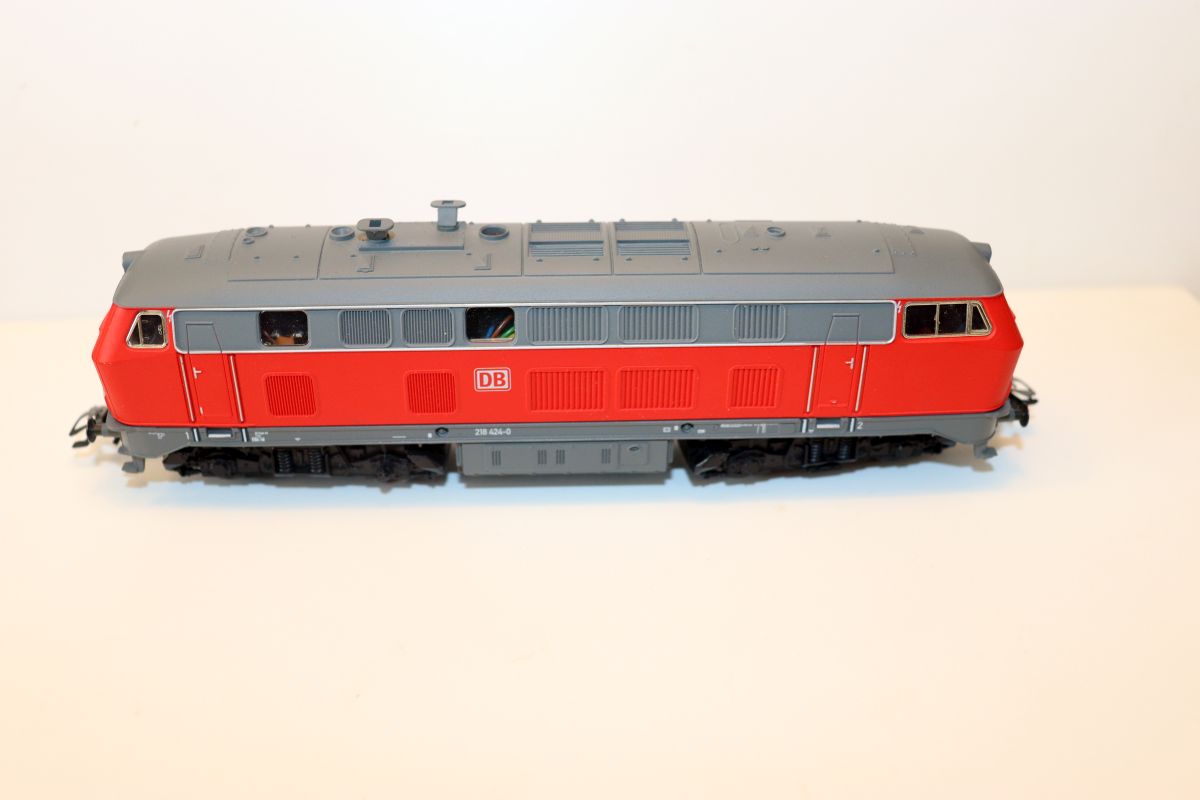 Märklin 29476, Diesellok BR 218 424-0, verkehrsrot, digital sowie 2 Doppelstockwagen verkehrsrot der DB AG. 