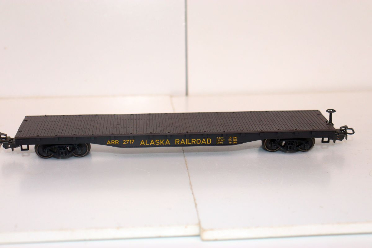 Märklin SW22017, four-axle U.S. heavy-duty freight car, black, “Alaska Railroad,” AC, for H0 scale, without original packaging.