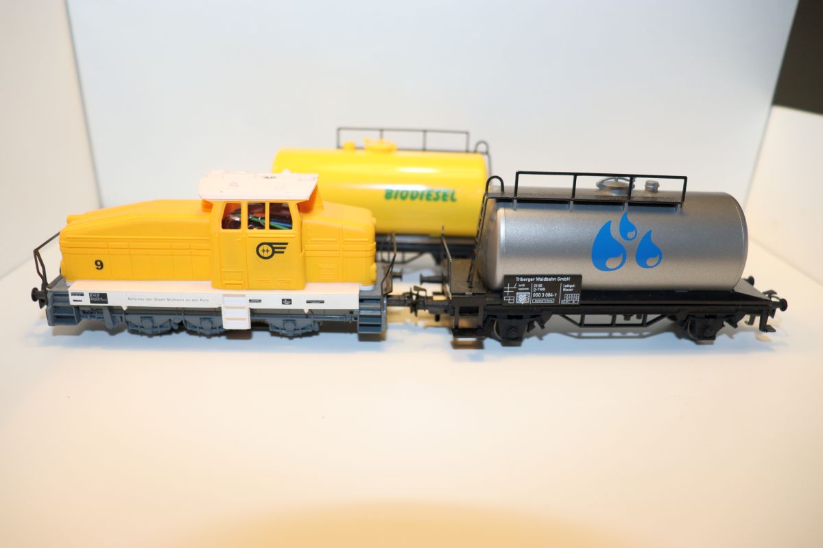 Märklin Train Set 14, “Gasoline Transport,” Digital Diesel Locomotive, yellow, with 2 tank cars, labeled BIODIESEL, yellow and tank cars silver,