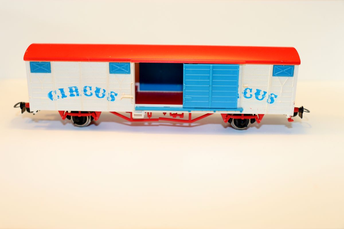 Piko SW21072, circus wagon set, consisting of 5 different circus wagons (2 loaded with trucks), DC, for H0 gauge, see pictures,