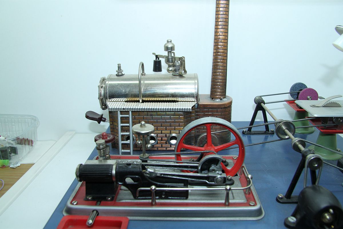 Wilesco Dampfmaschine mit Verteilerstation und 3 verschiedenen Arbeitsgeräten 