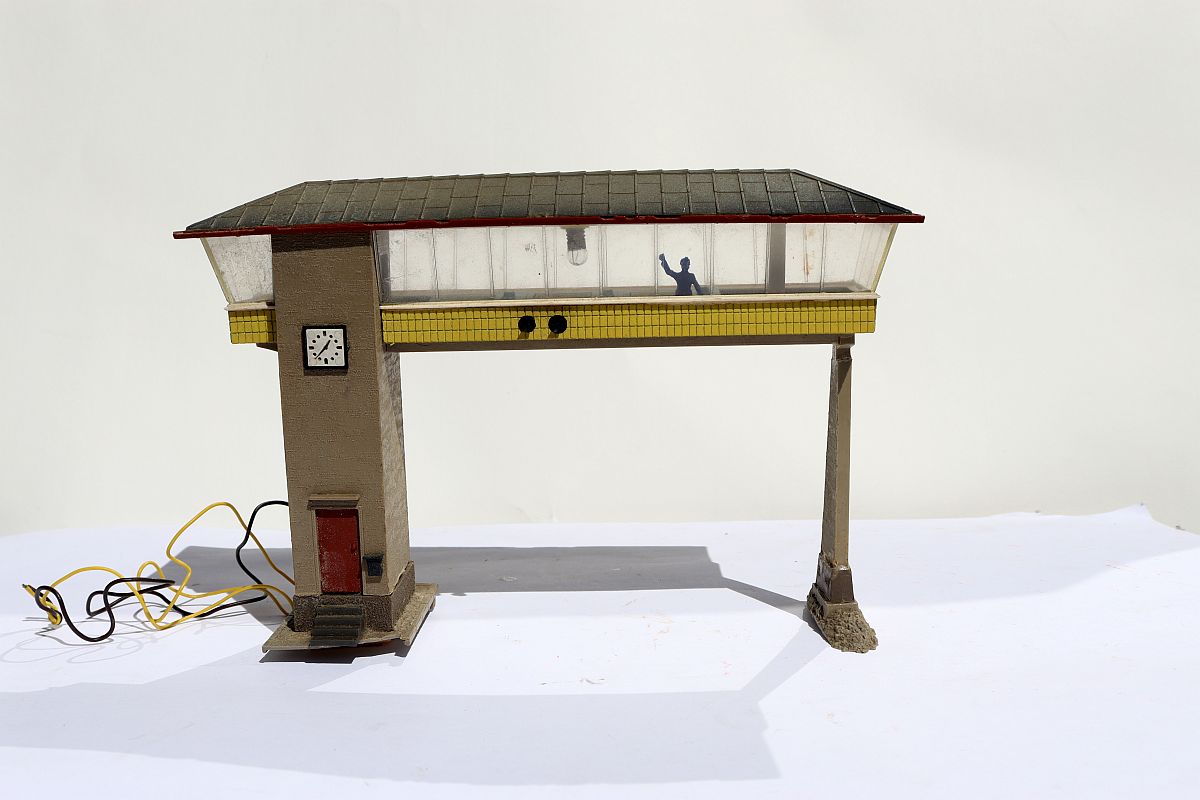 Modelling SW19968, large signal box, (already assembled from kit), for H0 gauge,