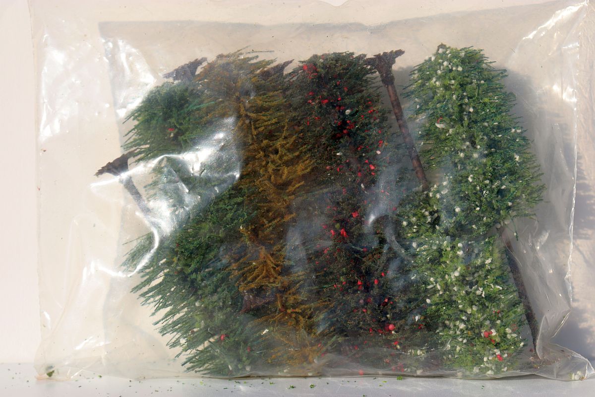 Unknown, 8 various trees approx. 12cm high, dark green, for H0 scale.  The trees are sold in a bag