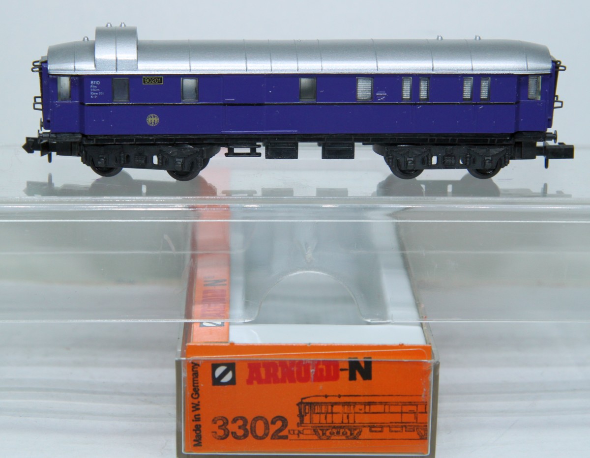 Arnold 3302, Gepäckwagen, Gattung/Bauart SPw4ü-28, 4-achsig, violett,  DC, Spur N, in Originalverpackung