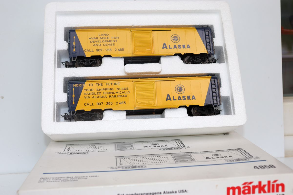Märklin 4858, Alaska, USA Freight Car Set, consisting of 2 boxcars featuring Alaska Railroad advertising,