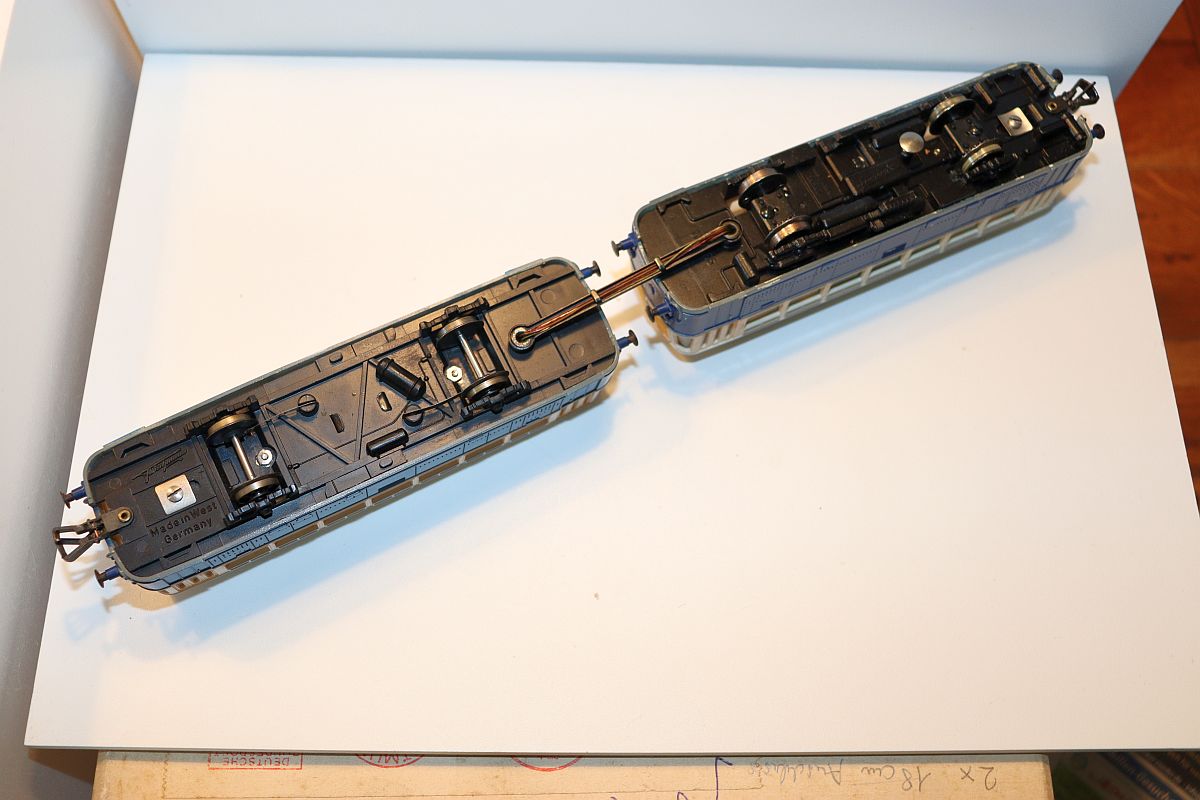 Fleischmann SW20811, Triebwagen mit Beiwagen der ÖBB, blau, DC, Spur H0,