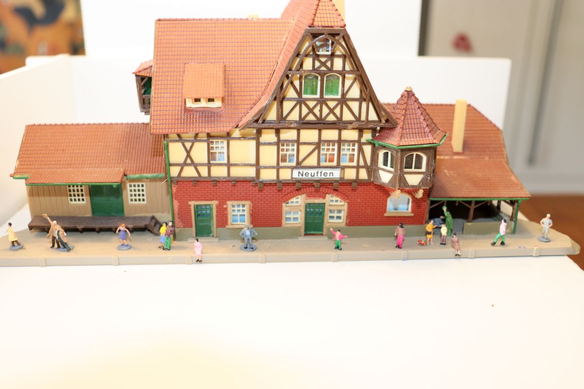 Modellbau SW21180, Bahnhof mit Figuren, Spur N