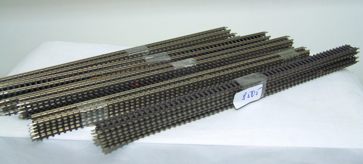 Märklin 8505, Gerades Gleis, Länge 220 mm, AC, Spur Z, ohne Originalverpackung, Teilweise stammen die Gleise aus einem Anlagen Rückbau. Einige Schwellen können defekt oder mit Farbresten behaftet sein. Die Gleise wurden einer Reinigung unterzogen. Der Pre