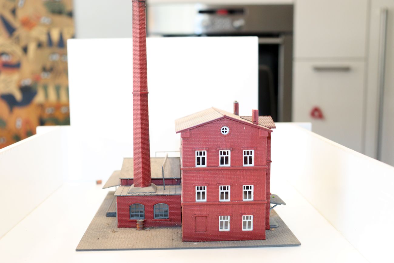 Model SW21163, industrial building with chimney, (already assembled from kit, item comes from a dismantled layout), for N gauge, 
