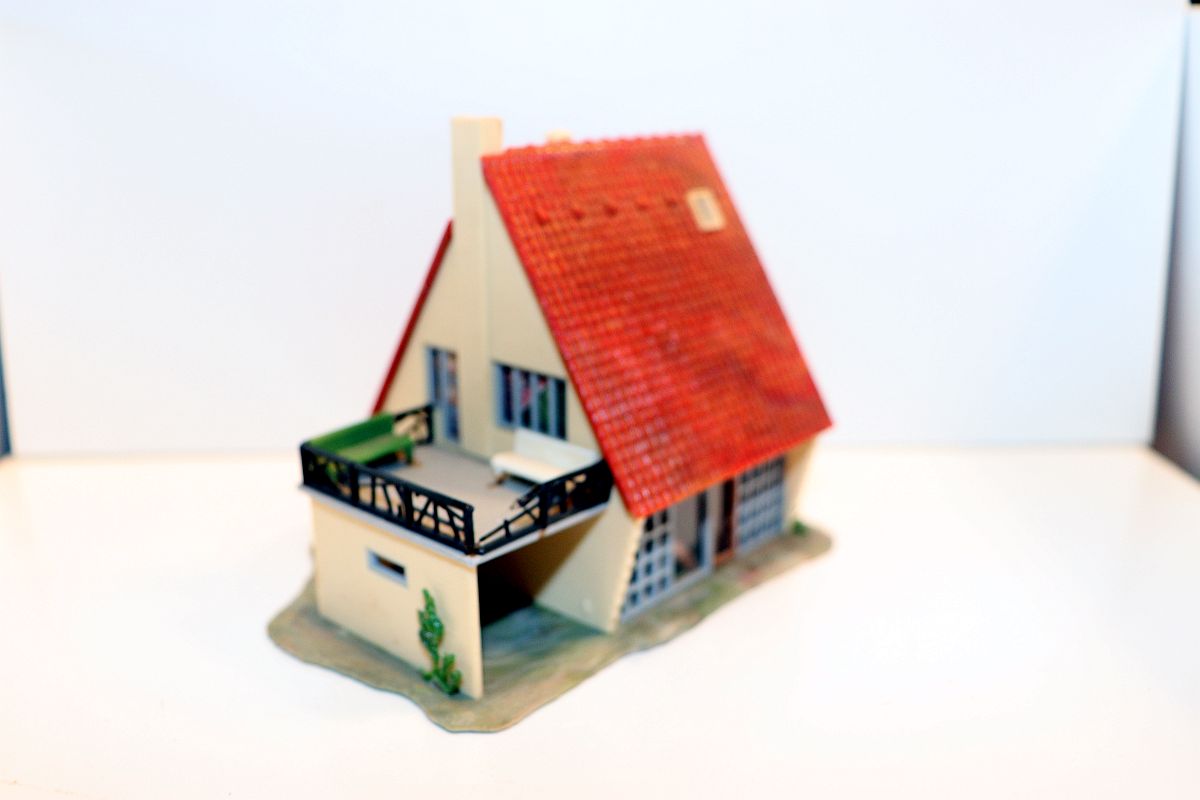 Model building SW20282, house with roof terrace and garage, H0 scale, (already assembled from kit), 