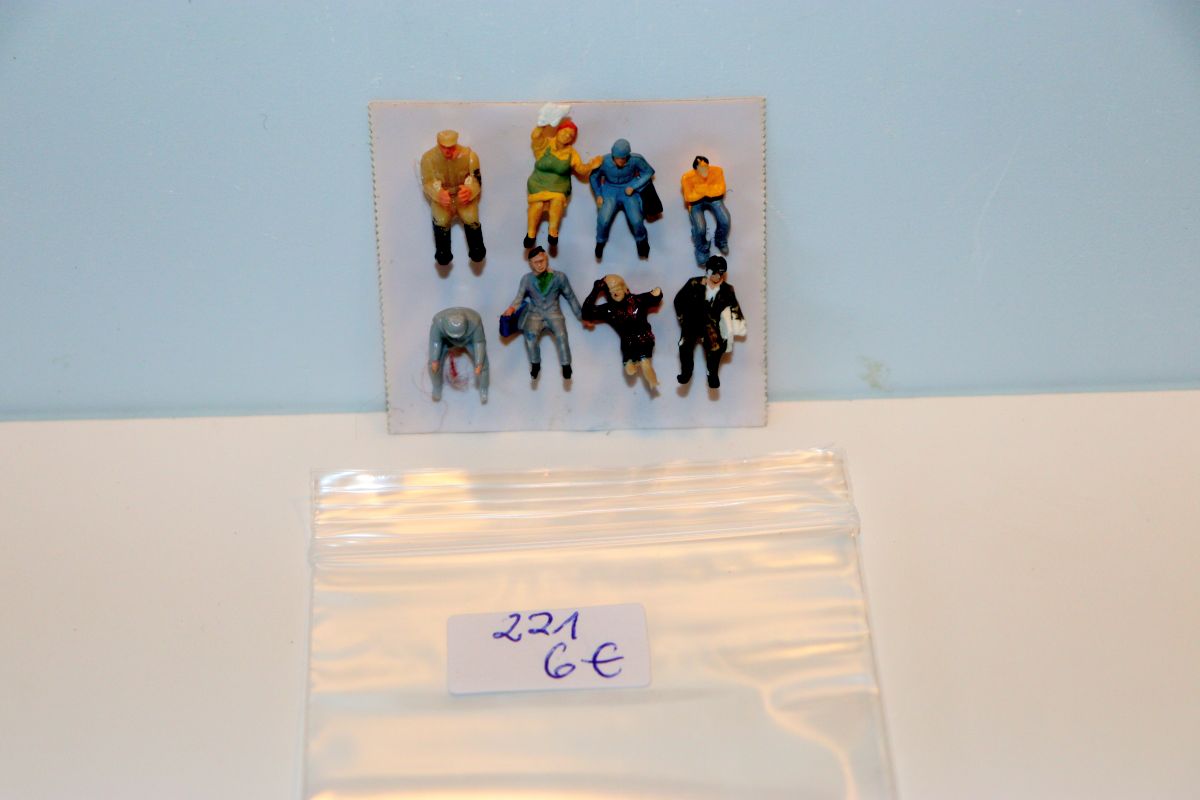 Model Figure Set No. 221, assorted seated figures for chairs/benches or passenger cars, 8 pieces for H0 scale, in replacement packaging