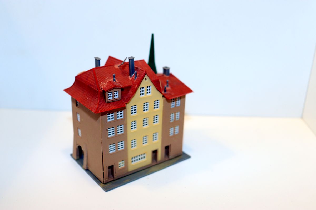 Model kit, SW21914, half-timbered houses with arcades, for Z gauge, (already assembled from the kit), 