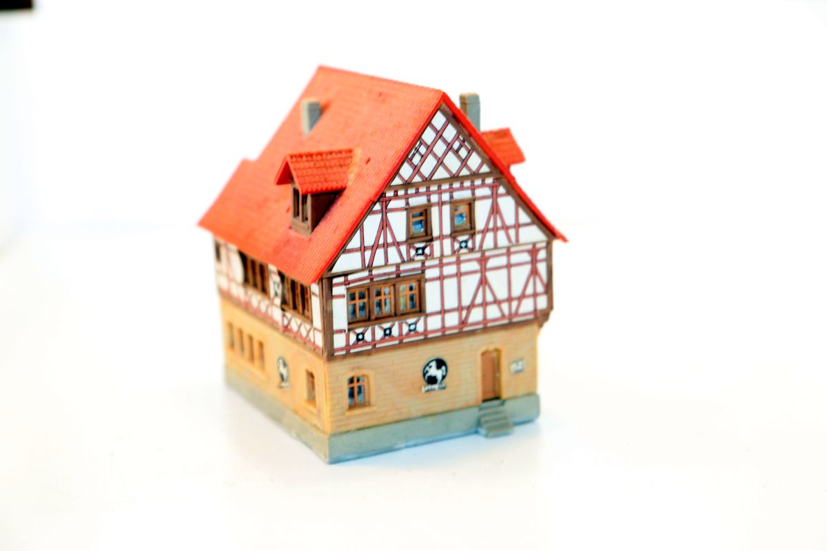Model building SW21165, Kibri half-timbered house (already assembled from a kit, the item comes from a dismantled layout), for N gauge,