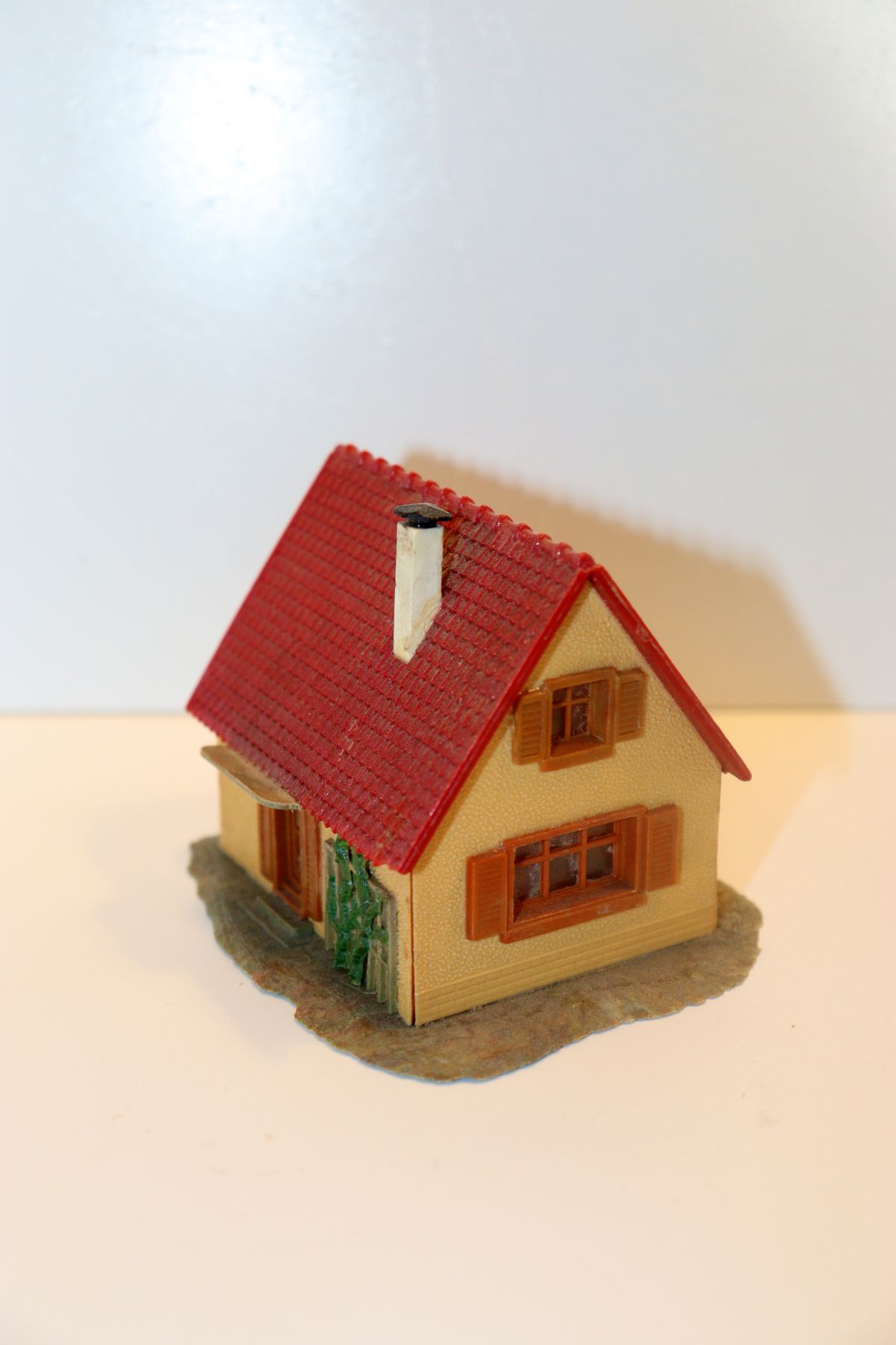Model SW21667, residential building (already assembled from kit, item comes from a dismantled layout), for H0 gauge,