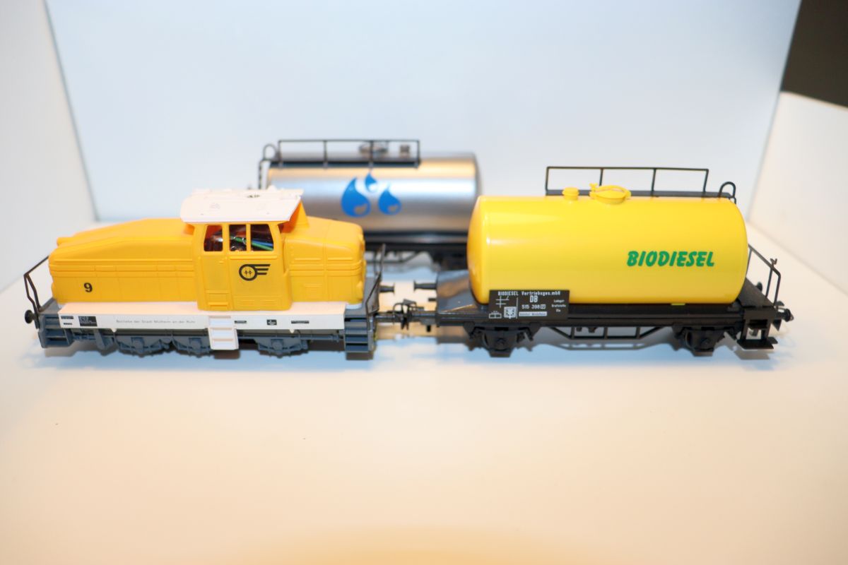 Märklin Train Set 14, “Gasoline Transport,” Digital Diesel Locomotive, yellow, with 2 tank cars, labeled BIODIESEL, yellow and tank cars silver,