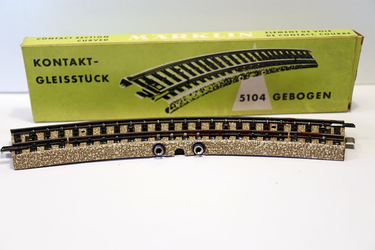 Märklin 5104, Kontaktgleis gebogen, R=360mm, zum Steuern von Signalen, Weichen etc, 