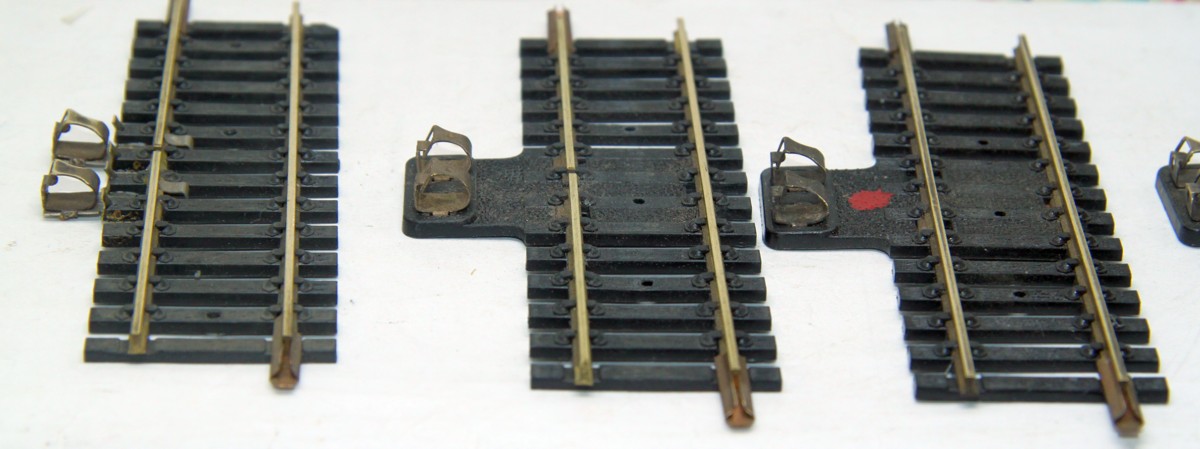 Fleischmann Modellgleis 1700/2T Trenngleis Anschlussgleis. DC, Spur H0, ohne Originalverpackung, Teilweise stammen die Gleise aus einem Anlagen Rückbau. Einige Schwellen können  defekt oder mit Farbresten behaftet sein. Die Gleise wurden einer Reinigung u