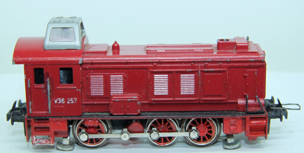 Trix Express Diesellok V 36257, rot, bespielt, lag ca. 40 Jahre im Karton, eine Funktionsprüfung konnte mangels Trafo nicht durchgeführt werden, siehe Bilder, DC, Spur H0, ohne Originalverpackung