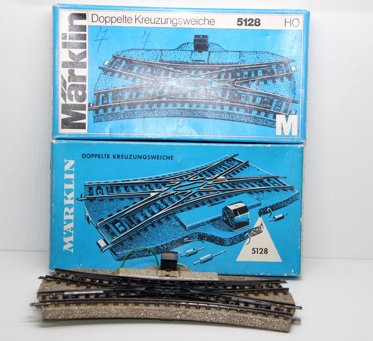 Märklin 5128, Doppelte Kreuzungsweiche füs Metallgleis, Elektromagnetischer Antrieb. Kreuzungswinkel 30 Grad, Länge 193 mm, zusätzlicher Handschalthebel, beleuchtete Laterne für Spur H0, mit Originalverpackung