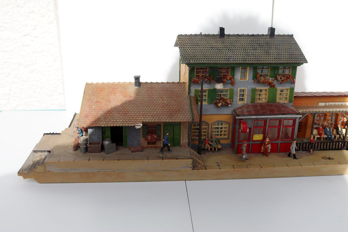 Model SW20119, gauge H0, Blumenau station with lights and figures, (already assembled from kit), 