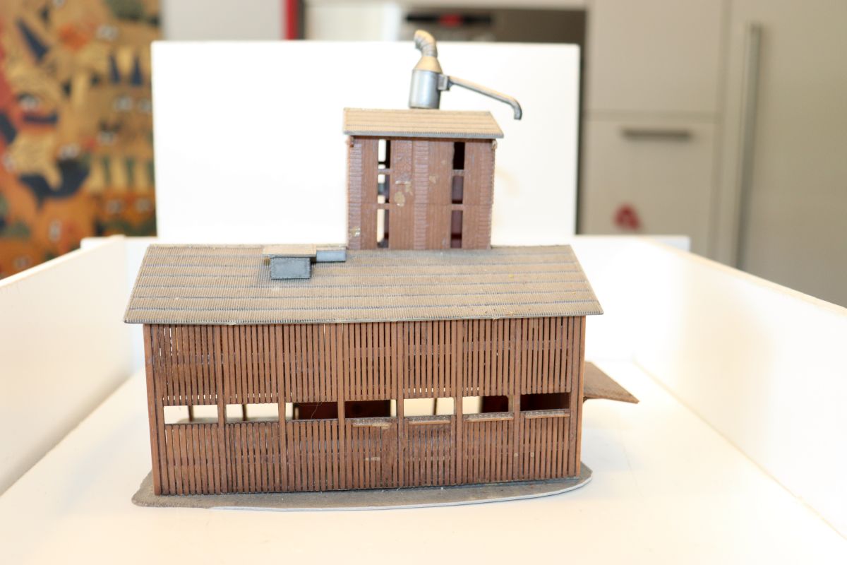 Model building SW21144, shed of a sawmill (already assembled from a kit, the item comes from a dismantled layout), for N gauge, 