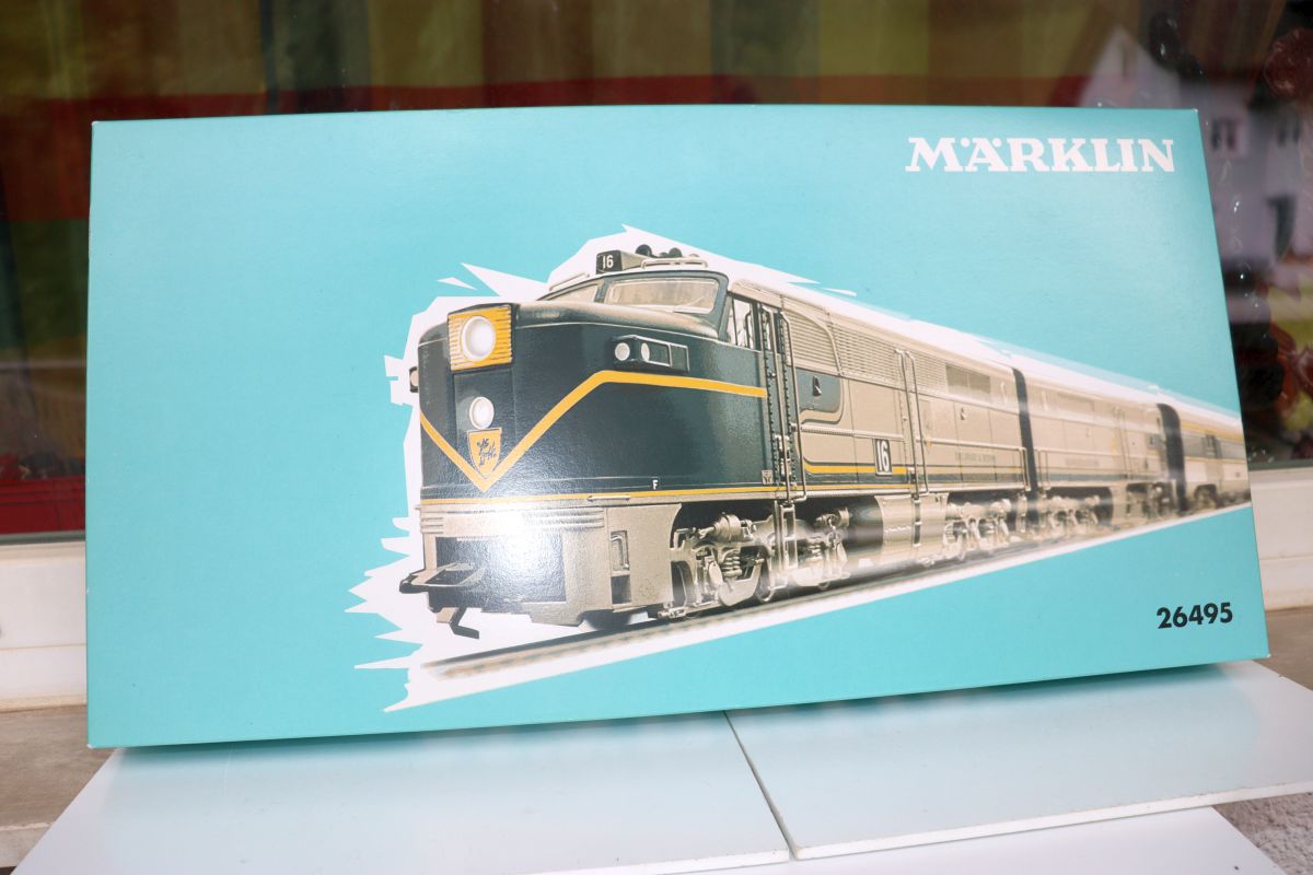 Märklin 26495, Montreal Limited passenger train with 5 cars, mfx Digital, Sound, AC, for H0 scale, with original packaging.