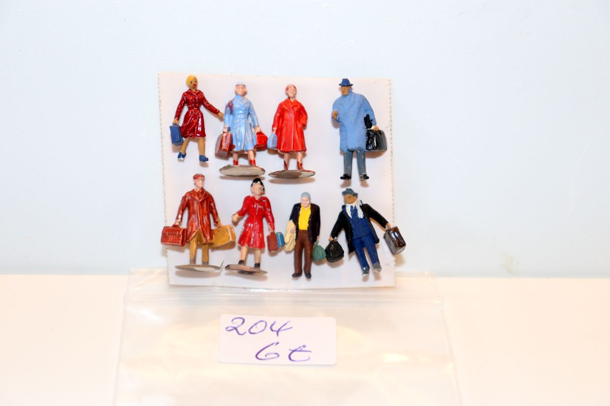 Model Figure Set No. 204, assorted figures, train passengers on the platform, 8 pieces for H0 scale, in replacement packaging