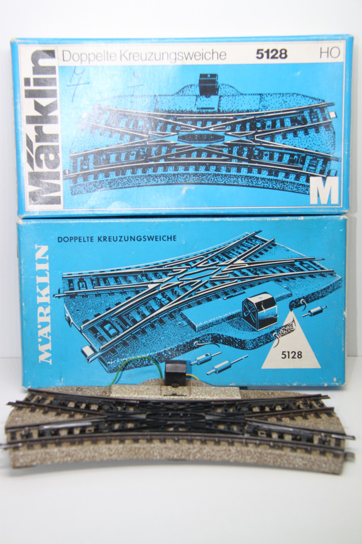 Märklin 5128, Doppelte Kreuzungsweiche füs Metallgleis, Elektromagnetischer Antrieb. Kreuzungswinkel 30 Grad, Länge 193 mm, zusätzlicher Handschalthebel, beleuchtete Laterne für Spur H0, mit Originalverpackung