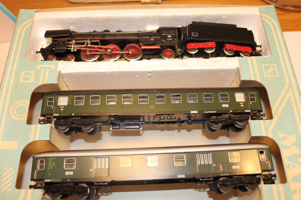 Märklin 3148, Schnellzug-Set, beinhaltend: Dampflok BR 01097, Guss; 4 Stück D-Zugwagen; 1 Paar Handweichen, 