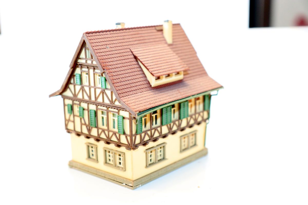Model building SW21160, multi-storey half-timbered house (already assembled from a kit, the item comes from a dismantled layout), for N gauge, 