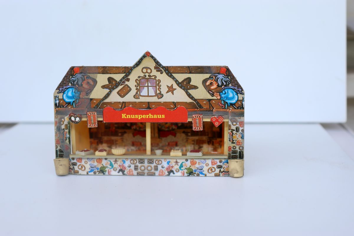 Model kit SW21972, Faller Fairground set consisting of 4 illuminated booths, 1 motorized chain carousel, 1 illuminated and motorized Ferris wheel, for H0 scale,