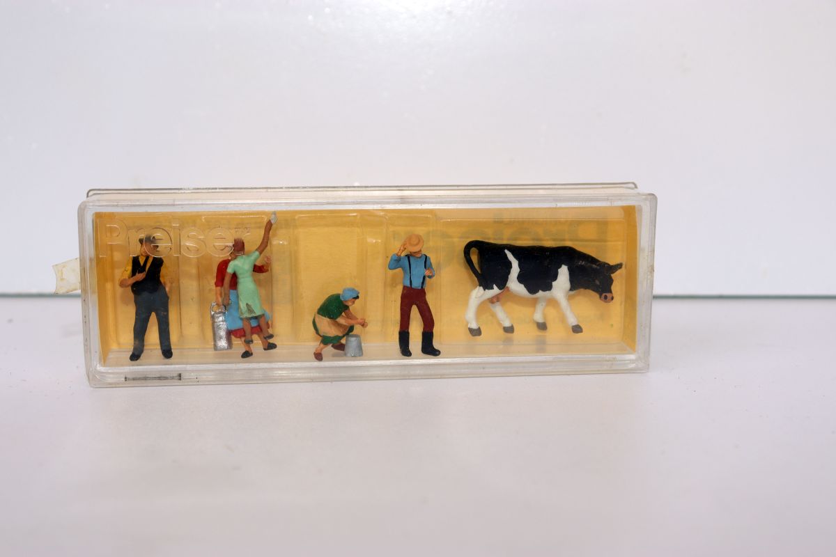 Preiser 44, farm scene, farmers with animals, for H0 scale, with original packaging