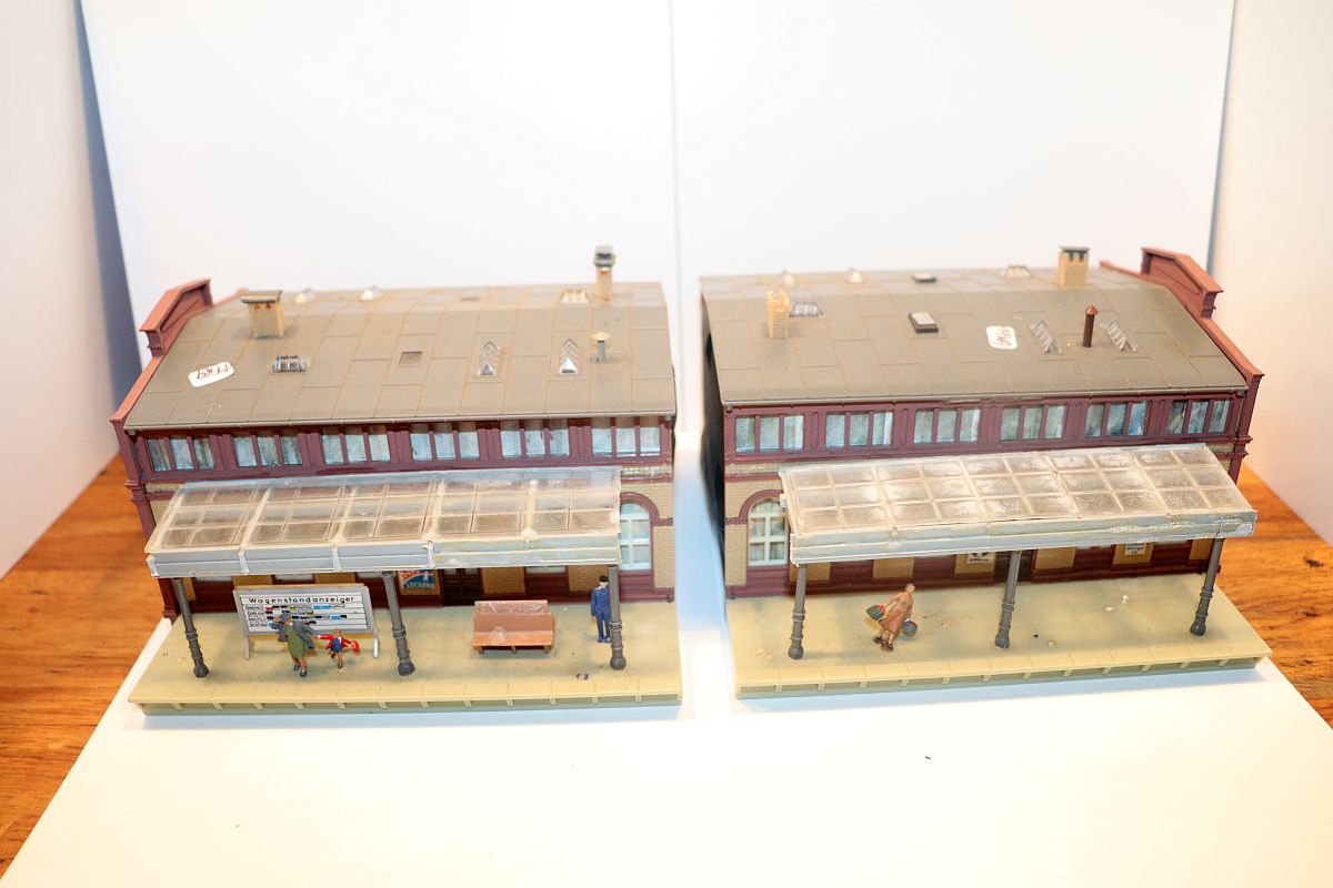 Modelling SW19969, Faller main station, consisting of three parts, (already assembled from kit), for H0 gauge, 