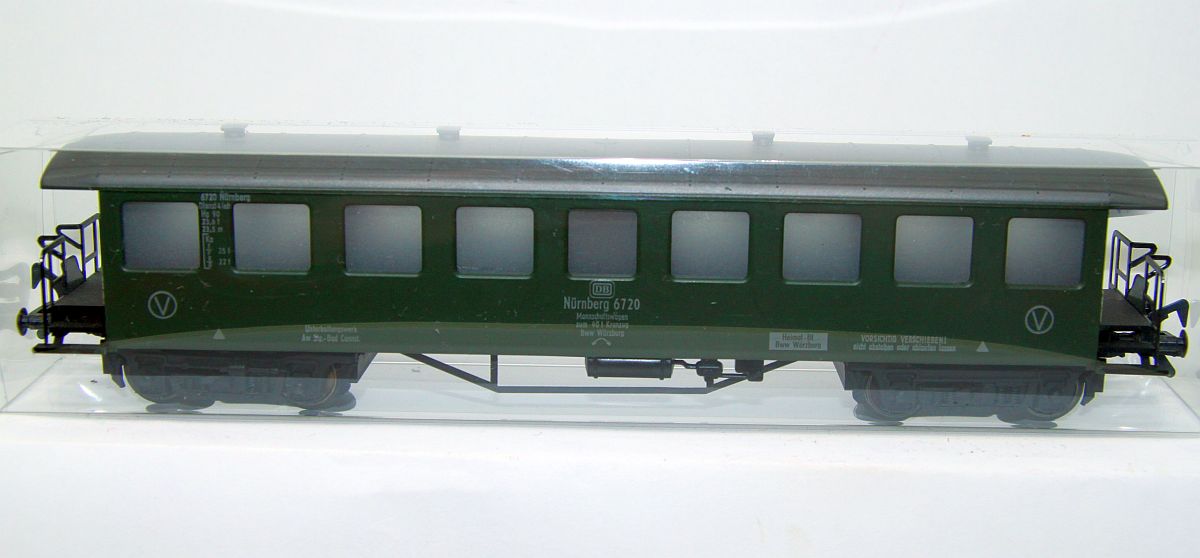 Fleischmann 1417, Mannschaftswagen zum Kranzug, "6720 Nürnberg", DB, grün