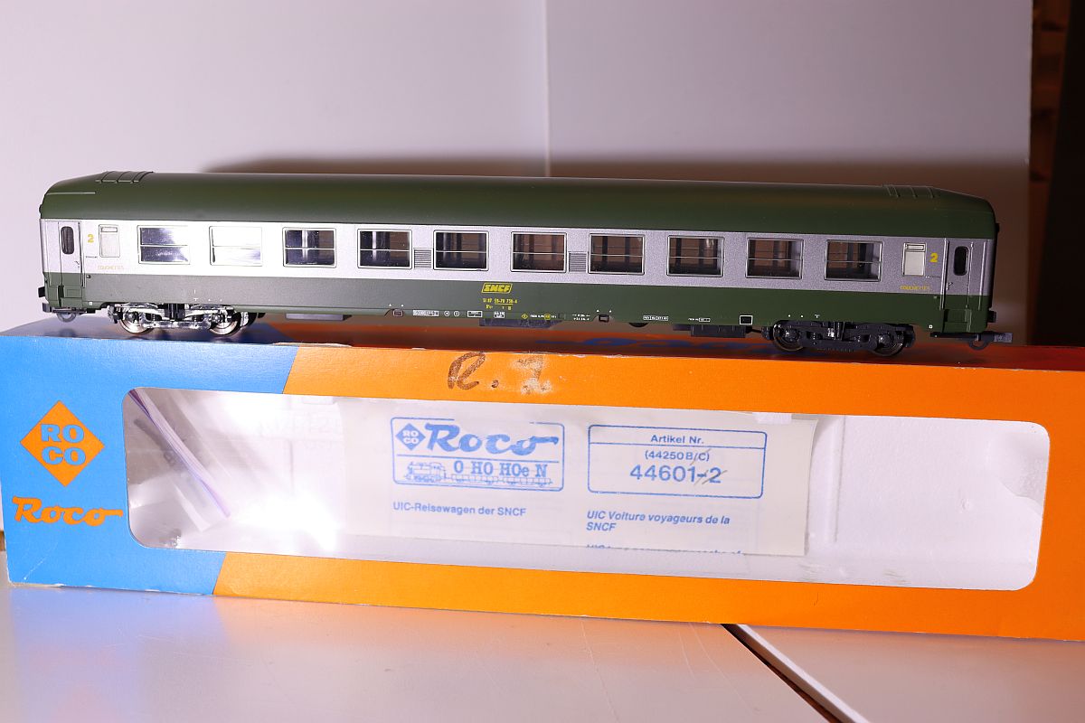 Roco 44250B, 2nd class passenger coach, SNCF, H0 gauge,