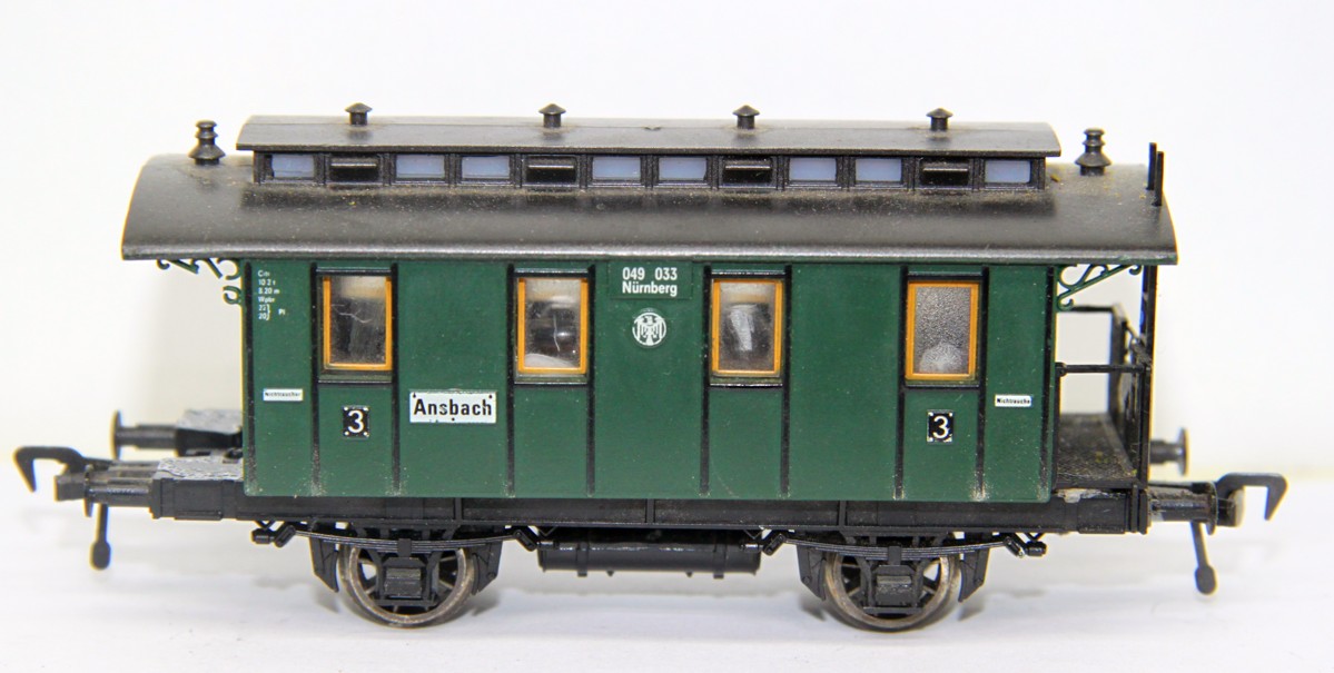 Fleischmann 5051, Personenwagen der DRG, 3. Klasse, Epoche 2, mit Aufschrift "Ansbach 049033", grün, DC, Spur H0, mit Ersatzverpackung