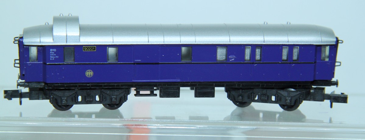 Arnold 3302, Gepäckwagen, Gattung/Bauart SPw4ü-28, 4-achsig, violett,  DC, Spur N, in Originalverpackung