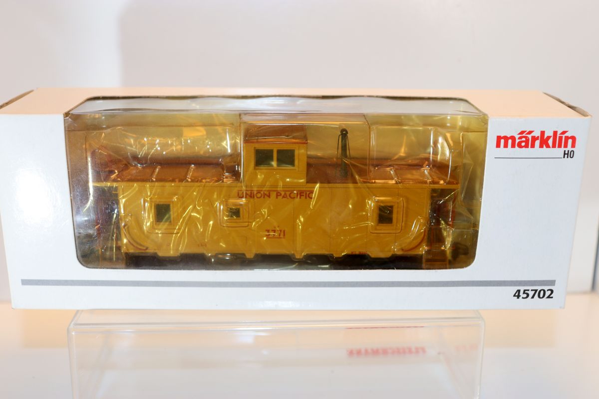 Märklin 45702, US Union Pacific freight train attendant car, yellow, AC, for H0 gauge, with original packaging.